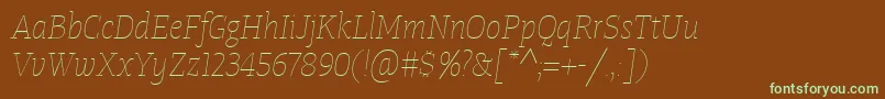 Fonte TangerserifnarrowulUltralightitalic – fontes verdes em um fundo marrom
