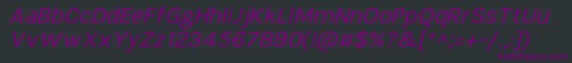 Czcionka TikusputihItalic – fioletowe czcionki na czarnym tle