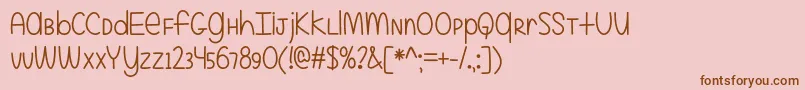 Fonte EvenMoreMixedUpOtf – fontes marrons em um fundo rosa