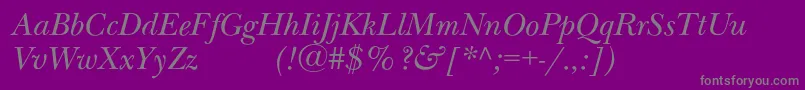NewbaskervilleexpodcItalic-Schriftart – Graue Schriften auf violettem Hintergrund