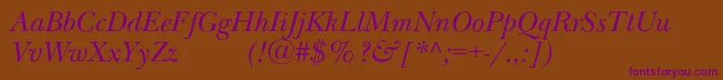 NewbaskervilleexpodcItalic-fontti – violetit fontit ruskealla taustalla