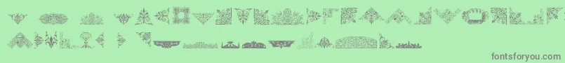 VictorianFreeOrnaments-fontti – harmaat kirjasimet vihreällä taustalla