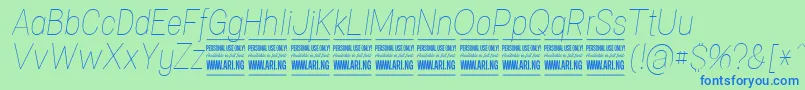 SpecifypersonalConthinitalic-Schriftart – Blaue Schriften auf grünem Hintergrund