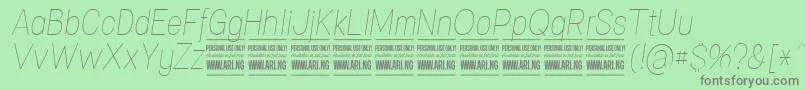 SpecifypersonalConthinitalic-Schriftart – Graue Schriften auf grünem Hintergrund