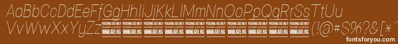 SpecifypersonalConthinitalic-Schriftart – Weiße Schriften auf braunem Hintergrund