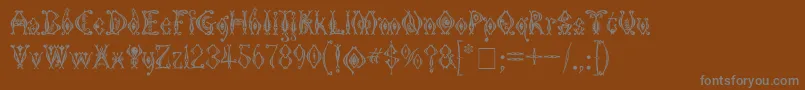 KingthingsTendrylle-fontti – harmaat kirjasimet ruskealla taustalla