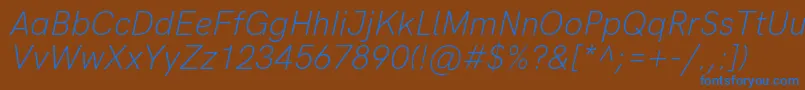 HkgroteskLightlegacyitalic-Schriftart – Blaue Schriften auf braunem Hintergrund