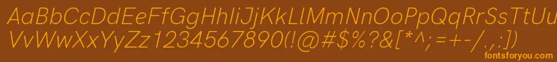 フォントHkgroteskLightlegacyitalic – オレンジ色の文字が茶色の背景にあります。