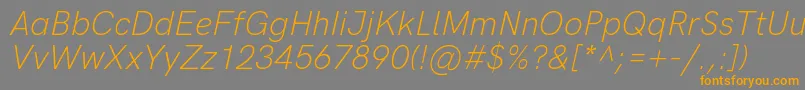 フォントHkgroteskLightlegacyitalic – オレンジの文字は灰色の背景にあります。