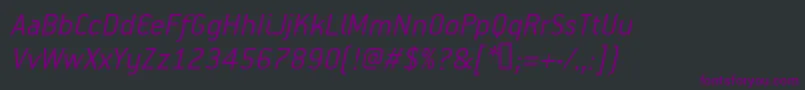 Czcionka PfpremierLightItalic – fioletowe czcionki na czarnym tle