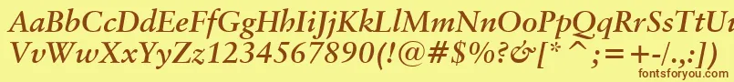 フォントClassicalGaramondBoldItalicBt – 茶色の文字が黄色の背景にあります。