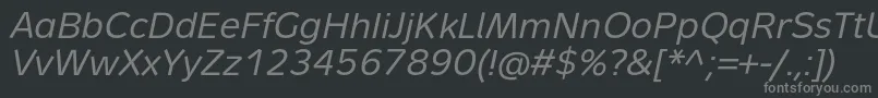MetronTextProItalic-fontti – harmaat kirjasimet mustalla taustalla