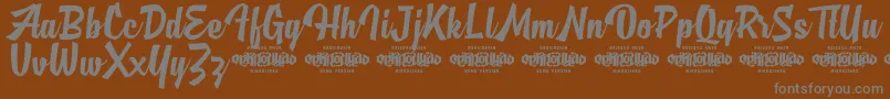 MjAlghifariDemo-fontti – harmaat kirjasimet ruskealla taustalla