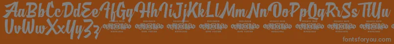 MjAlghifariDemo-Schriftart – Graue Schriften auf braunem Hintergrund