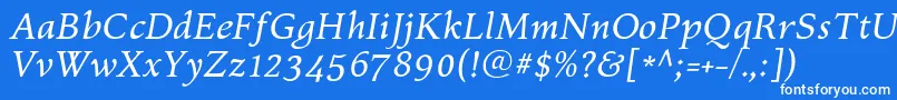 Czcionka KelvinchItalic – białe czcionki na niebieskim tle