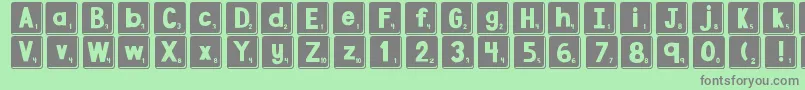 DjbLetterGameTiles3-fontti – harmaat kirjasimet vihreällä taustalla