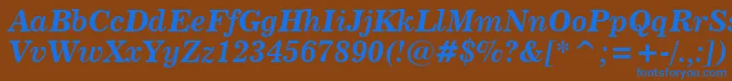 Czcionka News705BoldItalicBt – niebieskie czcionki na brązowym tle