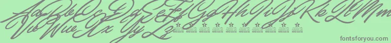 CarolinaHillsPersonalUse-fontti – harmaat kirjasimet vihreällä taustalla