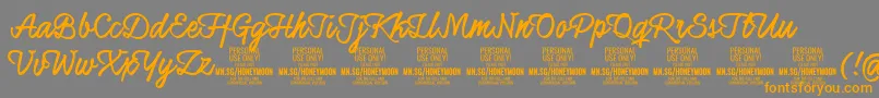 フォントHoneymoonupboldPersonal – オレンジの文字は灰色の背景にあります。