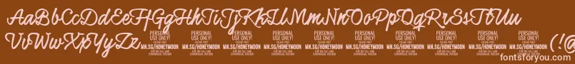 Шрифт HoneymoonupboldPersonal – розовые шрифты на коричневом фоне