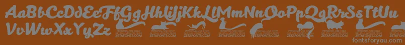 Kittenboldtrial-fontti – harmaat kirjasimet ruskealla taustalla