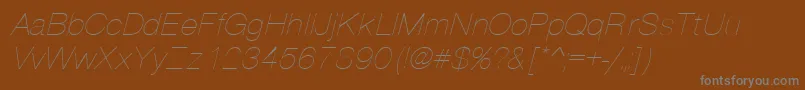 PartridgeThinOblique-Schriftart – Graue Schriften auf braunem Hintergrund