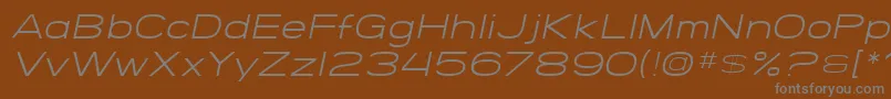 SfGrandezzaLightOblique-fontti – harmaat kirjasimet ruskealla taustalla
