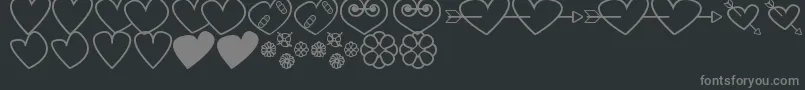 HeartsAndFlowersForValentines-fontti – harmaat kirjasimet mustalla taustalla
