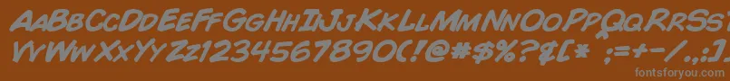 ComicBookBoldItalic-fontti – harmaat kirjasimet ruskealla taustalla