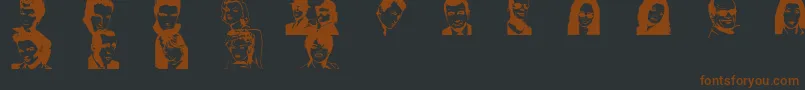 Lisätietoja Famousfolksregular-fontista Famousfolksregular-fontti – ruskeat fontit mustalla taustalla