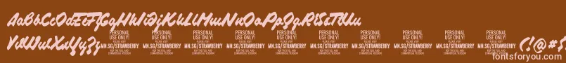 StrawberryscriptPersonalUse-fontti – vaaleanpunaiset fontit ruskealla taustalla