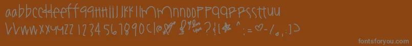 Youamazeme-fontti – harmaat kirjasimet ruskealla taustalla