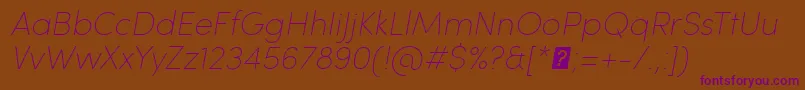 Czcionka SofiaProUltralightItalic – fioletowe czcionki na brązowym tle