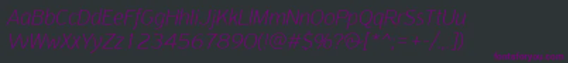Czcionka PfhighwaysansproThinitalic – fioletowe czcionki na czarnym tle