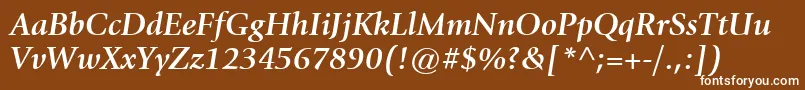 ItcGiovanniLtBoldItalic-fontti – valkoiset fontit ruskealla taustalla