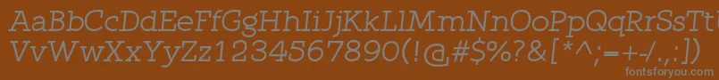 QlarendonItalic-fontti – harmaat kirjasimet ruskealla taustalla