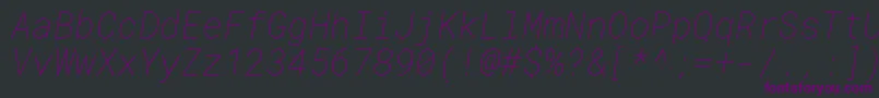 Weitere Informationen zur RobotomonoThinitalic-Schriftart RobotomonoThinitalic-Schriftart – Violette Schriften auf schwarzem Hintergrund