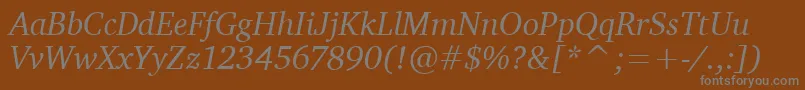 Fonte CharterItcTtItalic – fontes cinzas em um fundo marrom