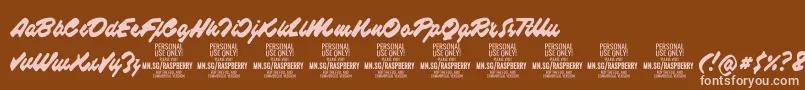 フォントRaspberryscriptPersonalUse – 茶色の背景にピンクのフォント