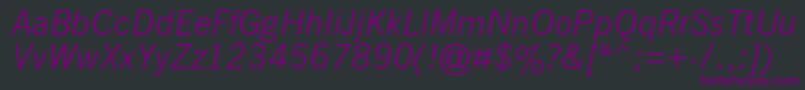 Czcionka NewsGothicMtItalic – fioletowe czcionki na czarnym tle