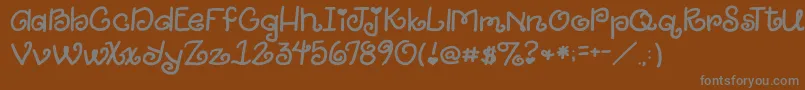 2peasGiggle-fontti – harmaat kirjasimet ruskealla taustalla