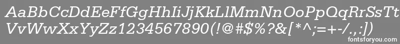 SerifastdItalic-fontti – valkoiset fontit harmaalla taustalla
