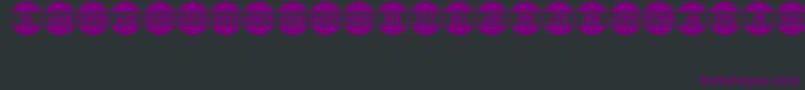 Czcionka BigNameButtonsJl – fioletowe czcionki na czarnym tle