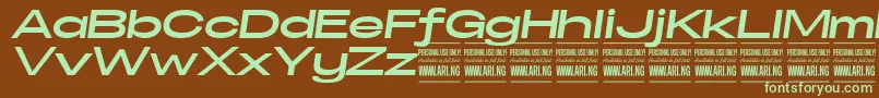 SpecifypersonalExexpbolditalic-fontti – vihreät fontit ruskealla taustalla