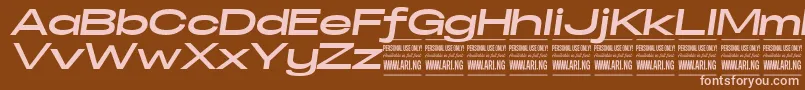 SpecifypersonalExexpbolditalic-fontti – vaaleanpunaiset fontit ruskealla taustalla