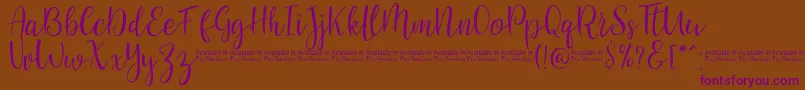 Fonte SaniesScript – fontes roxas em um fundo marrom