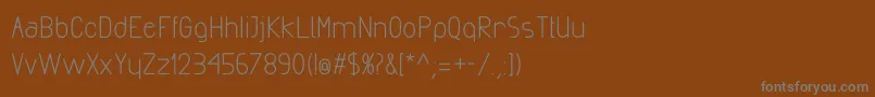 ExactaBold-fontti – harmaat kirjasimet ruskealla taustalla