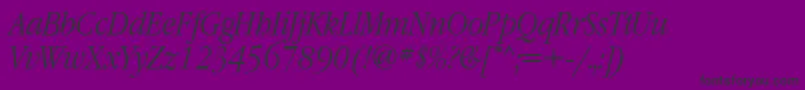 GaramondnarrowbttItalic-Schriftart – Schwarze Schriften auf violettem Hintergrund