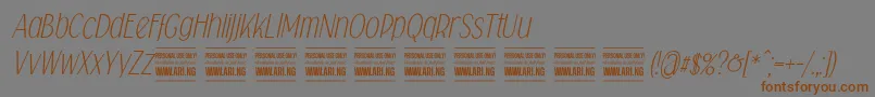 Weitere Informationen zur Falkinsansitalicpersonal-Schriftart Falkinsansitalicpersonal-Schriftart – Braune Schriften auf grauem Hintergrund
