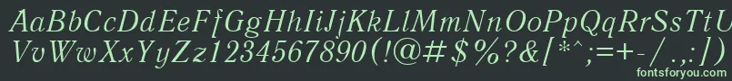 Fonte QuantantiquacttItalic – fontes verdes em um fundo preto